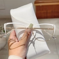 Occhiali cat-eye bianco e metallo dorato con custodia in pelle bianca abbinata - Montatura Oro Bianco Lenti Trasparenti