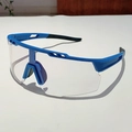 Detalle de gafas de ciclismo fotocromáticas con montura azul y rejillas de ventilación - Marco Azul Fotocromático
