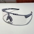 Détail de lunettes de cyclisme avec monture mate gris foncé et verres panoramiques - Monture Grise Photochromique