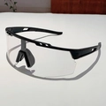 Detalle de gafas deportivas de ciclismo con montura negra y gran lente protectora clara - Marco Negro Lente Fotocromática