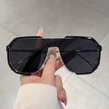 Gafas de sol de gran tamaño de moda con montura negra y detalles metálicos dorados - Marco Negro Oro Lente Gris