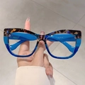 Detalle de montura cat-eye con degradado de carey y azul con marcas de tamaño interior - Patrón Floral Marco Azul Patillas Azules