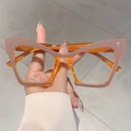 Occhiali anti luce blu stile cat-eye con montura rosa spessa e dettagli in argento - Montatura Tè Giallo e Caffè Lente Chiara