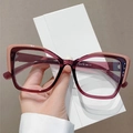 Detalle de montura de gafas ojo de gato con talla 53-18-148 y marca CE en la patilla - Montura Rosa Púrpura (Lente Clara)