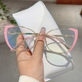 Dettaglio montatura occhiali cat-eye rosa con stanghette in metallo e custodia - Montatura Oro Rosa / Lenti Trasparenti