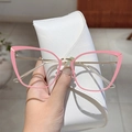 Dettaglio montatura occhiali cat-eye rosa con stanghette in metallo dorato e naselli - Montatura Oro Rosa / Lenti Trasparenti