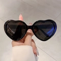 Trendige herzförmige Sonnenbrille mit glänzend schwarzem Rahmen und dunklen Gläsern - Schwarzer Rahmen Graue Gläser