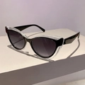 Dettaglio di occhiali da sole cat-eye con montatura nera e glitter argento lucidi - Montatura Nera Trasparente Lente Grigio Sfumata