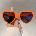 Lunettes de soleil cœur à la mode avec monture orange vif et verres teintés sombres - Monture Orange Verres Gris