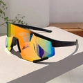 Vue latérale de lunettes de sport avec verres dégradés colorés sur une surface blanche - Monture Noire Verre Miroir Rouge