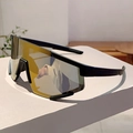 Détail de lunettes de soleil de sport avec verres miroir dorés et monture noir mat - Monture Noire Verre Miroir Doré