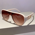 Detail van een witte oversized zonnebril met goudkleurige metalen pootjes en glazen - Gebroken Wit Montuur Gradiënt Thee Lens