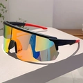 Detail einer übergroßen Sportsonnenbrille mit Regenbogenbeschichtung und roten Bügelenden - Schwarzer Rahmen Rote Mercury Gläser