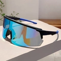 Detail der blauen polarisierten Linse der Radsport-Sonnenbrille mit mattem Rahmen - Schwarzer Rahmen Blaue Spiegel Linsen