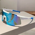 Detalle de gafas de ciclismo blancas con lentes polarizadas azules y almohadillas - Montura Blanca Espejo Azul Puntas Azules