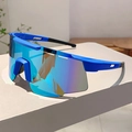Vista lateral de gafas de sol deportivas azul mate con lentes de espejo de colores en base - Montura Azul Espejo Azul Puntas Negras