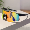 Detalle de lentes iridiscentes coloridas y montura negra mate en gafas de ciclismo - Montura Negra Espejo Rojo Puntas Negras
