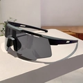 Détail de lunettes de cyclisme avec verre panoramique noir et branches ventilées - Monture Noire Verre Gris Embouts Noirs