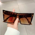 Oversized square sunglasses in tortoiseshell brown frame with brown gradient lenses - Leopard Frame Gradient Tea Lens