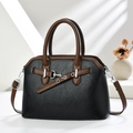 Bolso tipo concha de cuero bicolor negro y marrón con hebilla plateada y bandolera - Negro