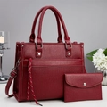 Détail d'un sac cabas bordeaux avec texture grainée et son petit portefeuille assorti - Rouge