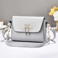 Bolso bandolera gris claro con hebilla de cisne dorado, borla de perlas y cadena - Hebilla de Cisne y Perla / Gris