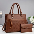 Détail du sac à main en cuir marron avec motif losanges et pendentif pompon tressé - Jaune Terre