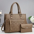 Dettaglio della borsa tote grigio-marrone con motivo trapuntato, hardware argento e pochette - Marrone