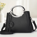 Sac à main élégant en cuir grainé noir avec une poignée circulaire en métal argenté - Noir