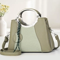 Elegante borsa in pelle verde con manici tondi in metallo e ciondolo intrecciato - Verde Fagiolo