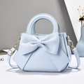 Sac à main bleu ciel à la mode avec grand nœud 3D et logo doré pour femmes - Bleu