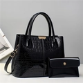 Conjunto de bolso de mano y bandolera en charol negro con elegante grabado de cocodrilo - Negro