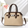 Elegante beige Umhängetasche mit braunen Griffen und Silberverschluss im Fotostudio-Set - Khaki / 27x18x10cm