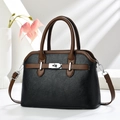 Elegante Lederhandtasche in Schwarz und Braun mit Silberverschluss auf weißem Hintergrund - Schwarz / 27x18x10cm