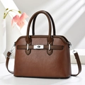 Dunkelbraune Schalentasche aus Leder mit Litschi-Muster und Silberverschluss - Kaffeebraun / 27x18x10cm