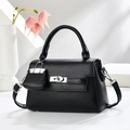 Détail du sac à main en cuir grainé noir avec fermoir argenté et mini porte-monnaie - Noir