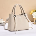 Elegante borsa tote beige con trama intrecciata, manici e tracolla regolabile - Bianco avorio