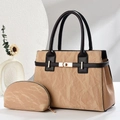 Dettaglio della borsa a mano beige a pieghe con manici marrone scuro e chiusura dorata - Cachi