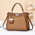 Borsa a mano in pelle marrone con manico e tracolla su tavolo bianco in stile lusso - Medio / Giallo Terra