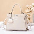 Sac bandoulière en cuir ivoire avec panneau texturé, fermoir argenté et mini pendentif - Moyen / Blanc Cassé