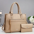 Dettaglio del set borsa tote in pelle beige martellata con pochette a busta coordinata - Cachi