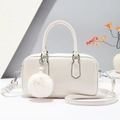 Elegante borsa Boston bianco crema con ciondolo a pompon e tracolla regolabile - Bianco Sporco