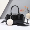Borsa a mano Boston nera lucida effetto crackle con ciondolo a pompon in pelliccia bianca - Nero