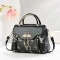 Borsa a mano chic monogrammata con chiusura a cigno dorata e pelle bicolore grigio-nera - Nero