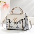 Borsa a tracolla chic con monogramma, chiusura a cigno dorata e dettaglio di perle - Grigio
