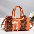 Borsa a mano arancione lucida con stampa coccodrillo, fiocco di perle e manici - Arancione