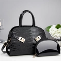 Set borsa a mano nera con motivo coccodrillo, dettagli dorati e piccola pochette abbinata - Nero