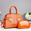 Dettaglio della borsa arancione in vernice con stampa coccodrillo e fibbia dorata - Arancione