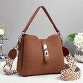 Sac seau tissé marron avec finitions cuir et large bandoulière géométrique brodée - Jaune Terre