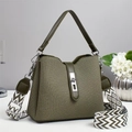 Détail du sac seau vert olive avec bandoulière tissée à motifs et tissu texturé - Vert